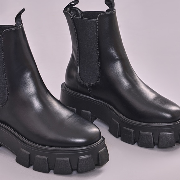 NIB Pretty Little Thing, Black, Round Toe Chunky Sole Ankle Boots - Picture 3 of 7